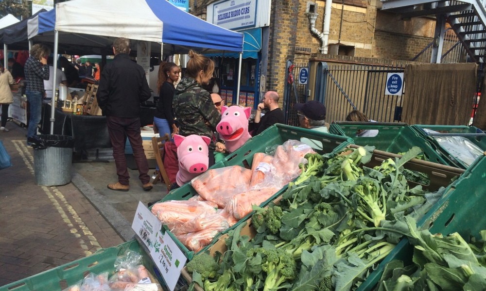 Morgens geht es auf den Herne Hill Market, um Wurzelgemüse zu erwerben.
