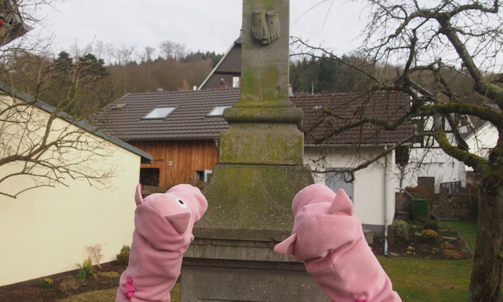 ... wo an einem Steindenkmal Füße festgemacht sind.