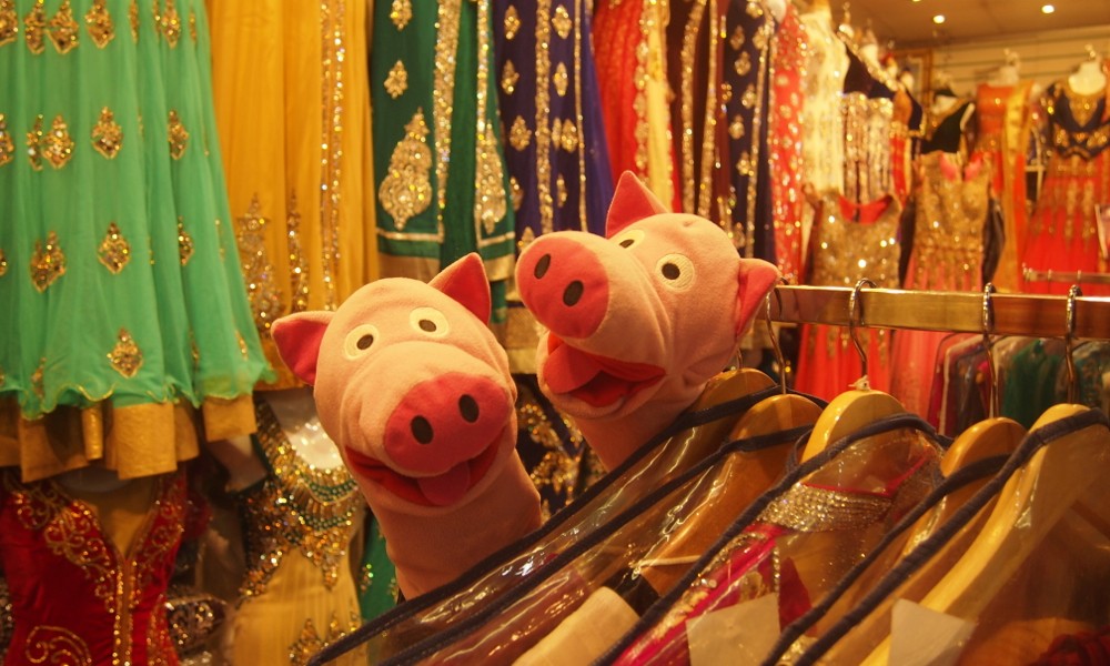 Die Schweine möchten sich Saris kaufen.