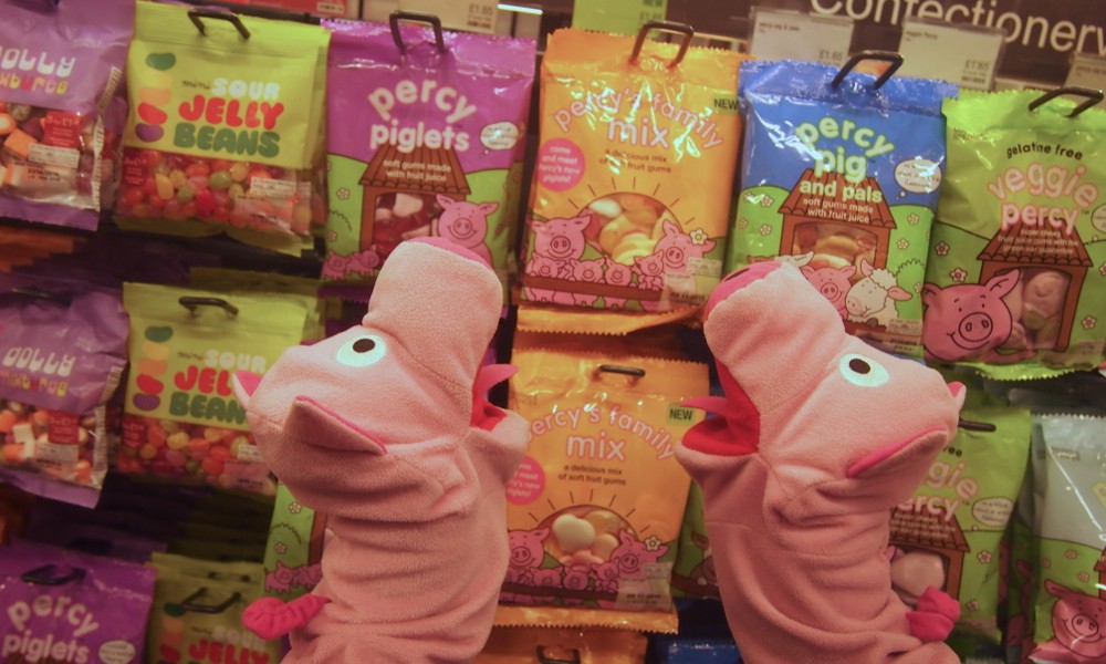 An der Kasse gibt es Quengelware in Schweineform.