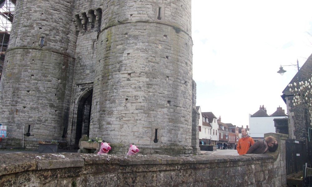 Am Stadttor treffen sie auf andere Touristen.