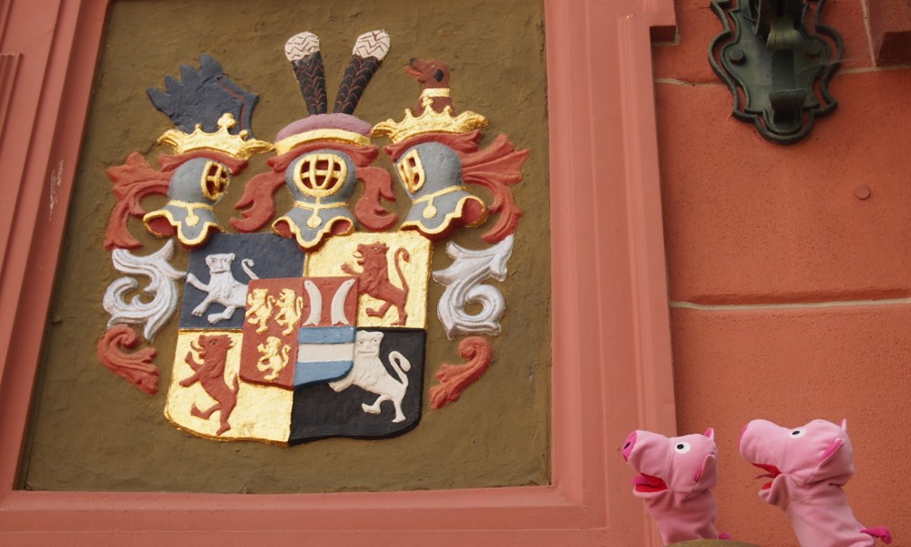 In Erbach werde am Schloss die Wabbe bestaunt ...