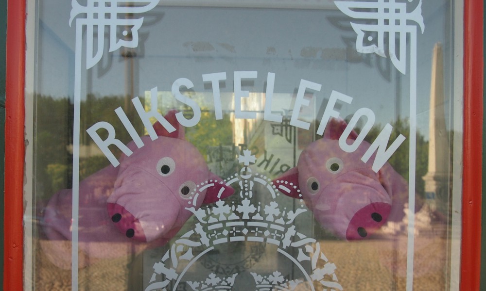 In Ermangelung eines Handys kommunizieren die Schweine über öffentliche Münzfernsprecher.