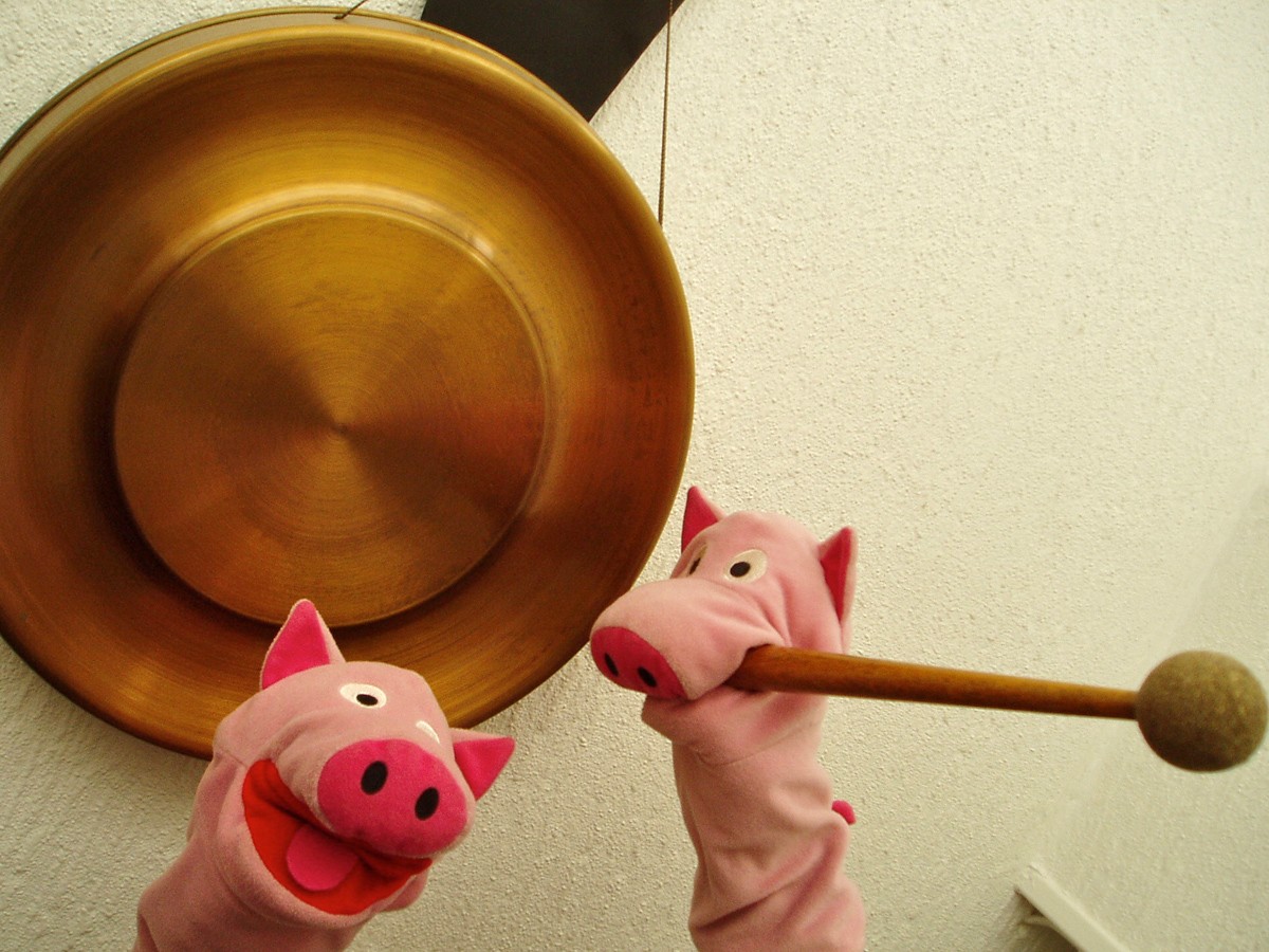 Die Schweine sind ungezogen und spielen mit der Dekoration.