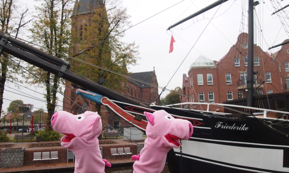 Hier fahren die Schiffe mitten durch die Stadt. 