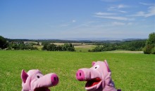 Zunächst Diskussion, durch welches Tal zur Mosel abgestiegen werden soll. 